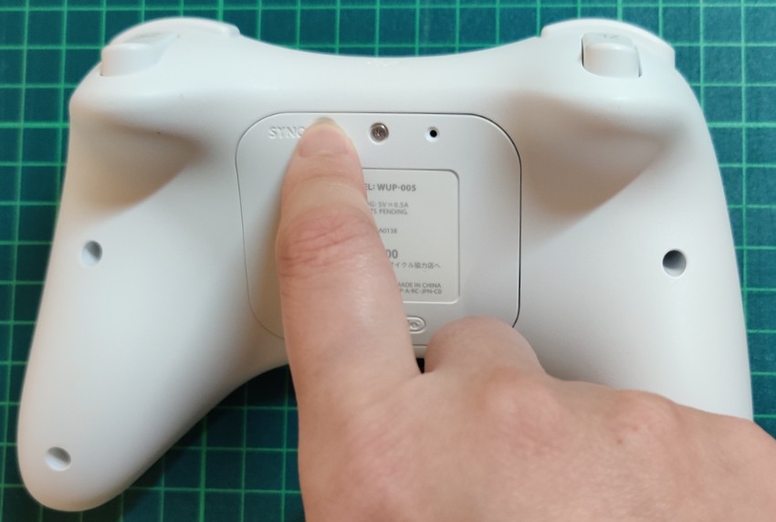 3.Wii U Proコン裏のSYNCボタンを押す