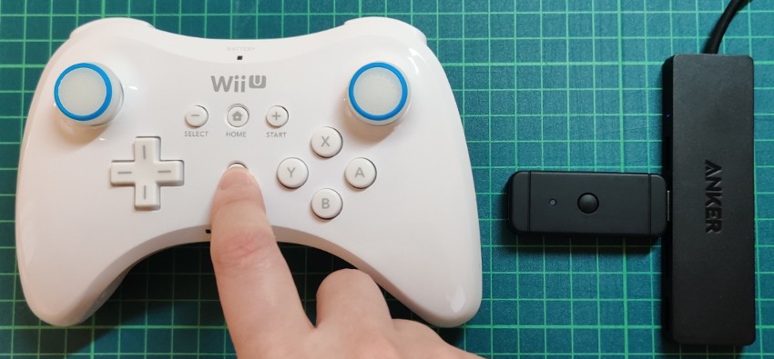7.Wii U ProコンのPOWERボタンを押す