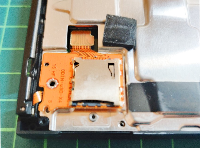 micro SDカードスロット基盤上の黒いスポンジを剥がす