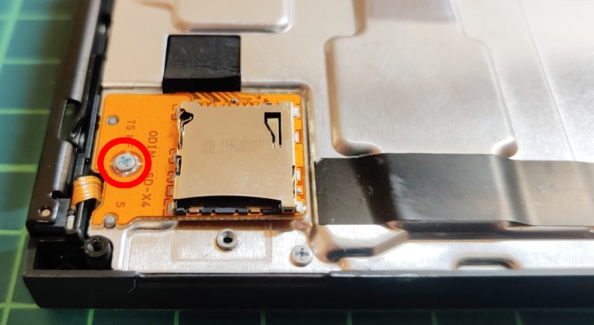 micro SDカードスロット基盤の＋ねじ1本を外す
