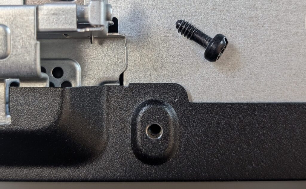 背面ネジが外れた