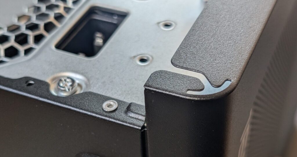 サイドアクセスパネルを後ろに引いて外す