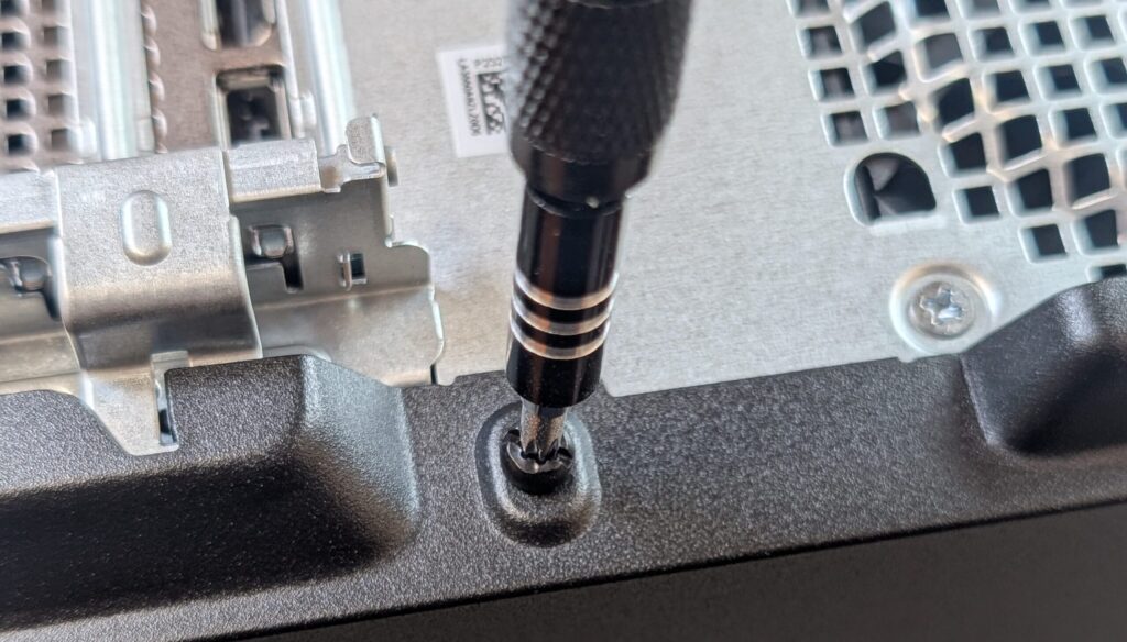 背面ネジを外す